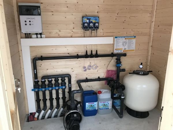 Pooltechnikraum mit Filteranlage