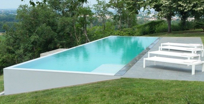 Überlaufpool mit Panoramablick auf den Garten