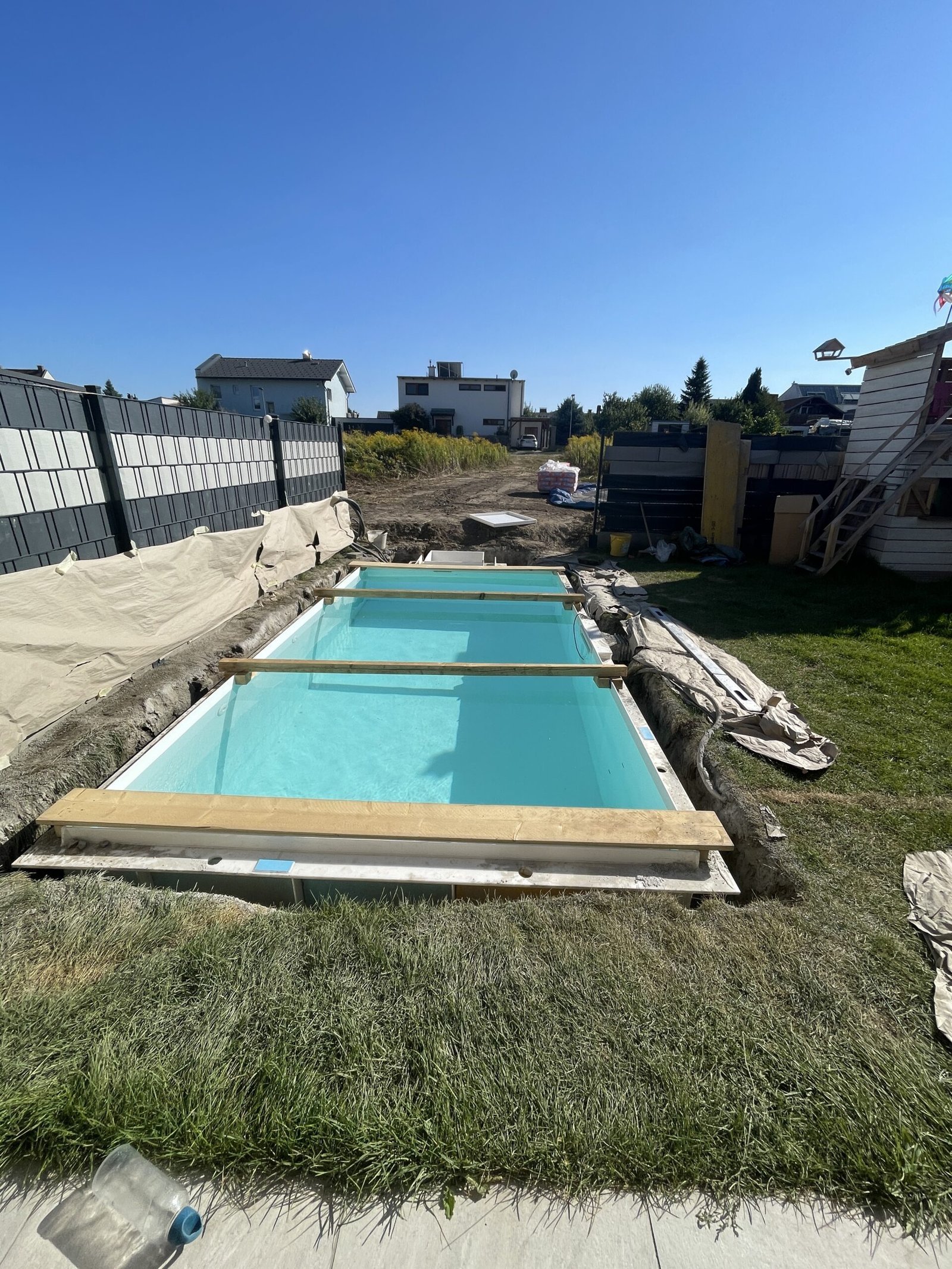 Polypropylen-Pool im Garten