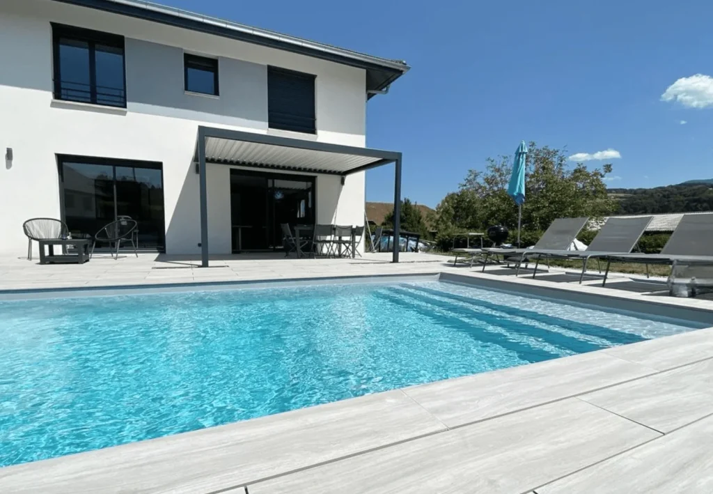 Modernes Schwimmbad in Österreich